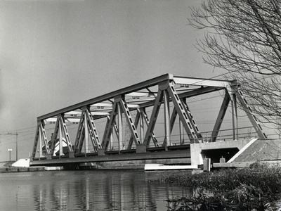 170404 Gezicht op de spoorbrug over de Poldervaart bij Kethel in de spoorlijn Delft-Schiedam.